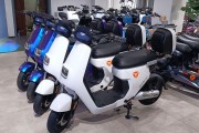新国标电动车翻车！能载人有后视镜却卖不动，车主：我要买旧车！